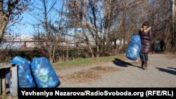 Ukraine -- Flash mob in Zaporizhzhia: people clean up the trash and change it for goods, 24Nov2019