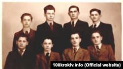 Хустські гімназисти. У верхньому ряді зліва: Іван Семедій та Іван Маргітич, майбутні єпископи. Хуст, 28 січня 1940 року 