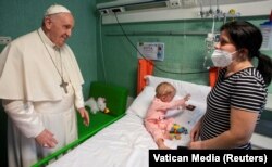 Папа відвідав в лікарні українських дітей-біженців, які виїхали з України в час масштабного вторгнення Росії