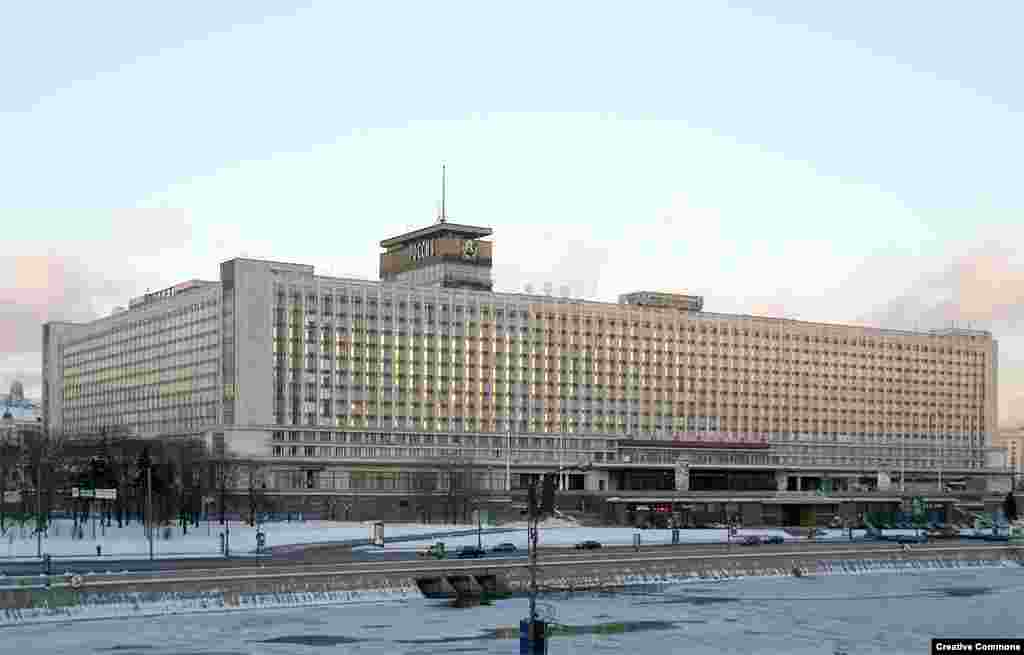 На фундаменте &laquo;восьмой сестры&raquo; в 1967 году построили гостиницу &laquo;Россия&raquo;, образец советской мрачной архитектуры.