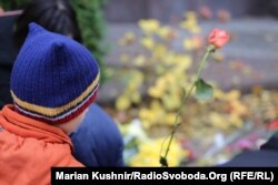 Біля французького посольства у Києві, 14 листопада 2015 року