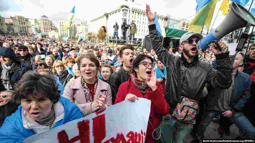 Водночас організатори і учасники віча у центрі Києва заявили про участь від 25 до 50 тисяч людей