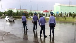 Aşgabadyň köçeleriniň birinde duran ýol polisiýa işgärleri (Illýustrasiýa suraty)