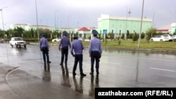 Türkmen polisiýasy iş başynda. Arhiw suraty