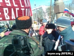 Жінка-поліцейський і чиновник уряду Севастополя попереджають Анатолія Марету про незаконність мітингу