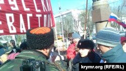 Женщина-полицейский и чиновник правительства Севастополя предупреждают Анатолия Марету о незаконности митинга