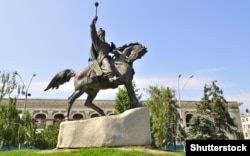 Памятник Петру Конашевичу-Сагайдачному (около 1582-1622) в Киеве
