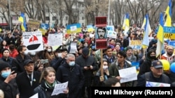 Украинаны қолдап және Ресей агрессиясына қарсылық білдіріп митингіде тұрған адамдар. Алматы, 6 наурыз 2022 жыл