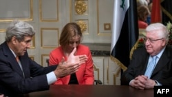 Госсекретарь США Джон Керри и президент Ирака Фуад Масум (справа) в иракском посольстве в Париже