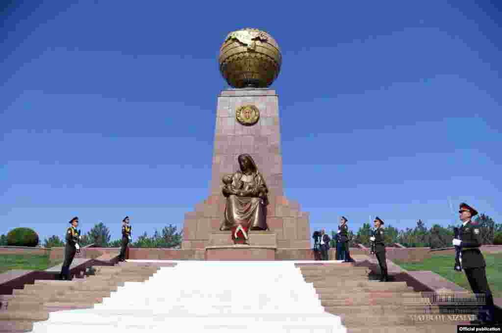 Как сообщает пресс-служба узбекского президента, Шавкат Мирзияев, поприветствовав Эмомали Рахмона на узбекской земле, отметил «возросший уровень политического доверия между государствами, благодаря которому за короткое время были решены вопросы, остававшиеся долгие годы актуальными».