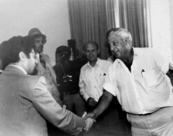 З колішнім прэм’ер-міністрам Ізраіля Арыэлем Шаронам у бытнасьць таго міністрам сельскай гаспадаркі, 1979 год