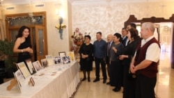 Дочь Айдархана Даулбаева, Даяна, представляет гостям 60-летнего юбилея ее отца полученные им награды и грамоты. Алматы, 16 декабря 2019 года.