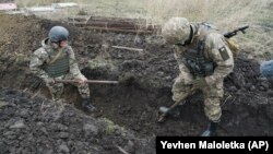 Ukrainian soldiers dig trenches near a frontline position in eastern Ukraine. (file photo)