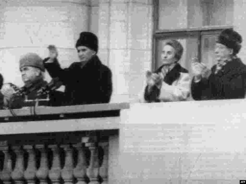 Rumıniyanın kommunist diktatoru Nicolae Ceausescu (sağda) sonuncu dəfə ictimaiyyət qarşısında &ccedil;ıxış edir, 21 dekabr 1989