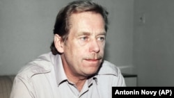 Imagine de arhivă: Vaclav Havel, liderul opoziției din Cehoslovacia, și laureatPremiul pentru pace al Asociației librarilor din Germania pe anul 1989, Praga, 4 octombrie 1989..