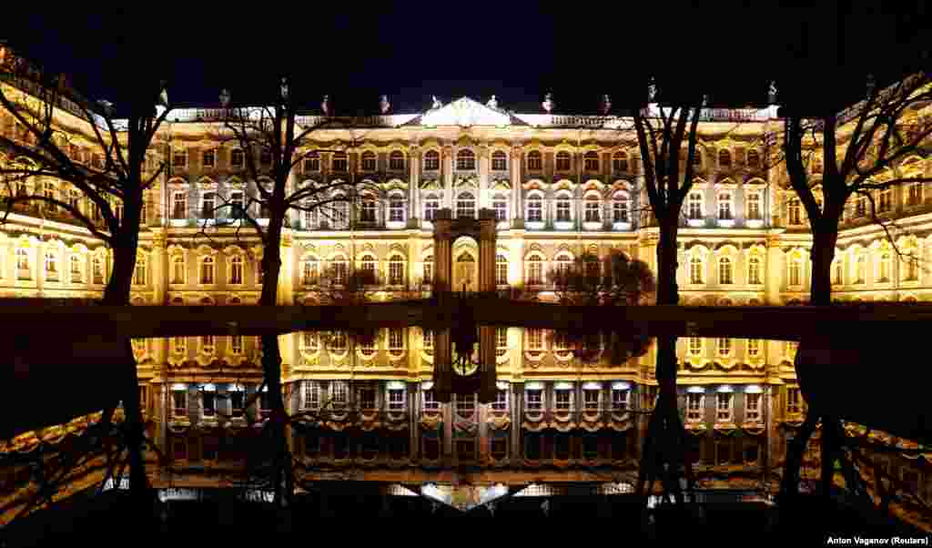 A view of Russia&#39;s State Hermitage Museum in St. Petersburg shortly before many of its lights were switched off as part of the city&#39;s cost-cutting measures during the coronavirus pandemic on May 3. (Reuters/Anton Vaganov)