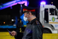 ТЖ кезінде Алматының кіреберісіндегі блокпостта тұрған полицей. 19 наурыз 2020 жыл.