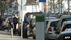 Полицейские стоят на месте стрельбы. Брюссель, 15 марта 2016 года. 