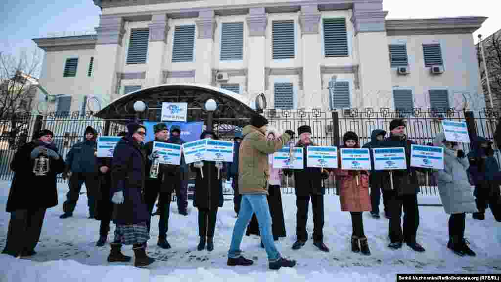 Під час акції активісти вишикувалися перед посольством з табличками, на яких були вказані імена зниклих кримчан