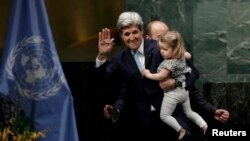 ABŞ dövlət katibi John Kerry sazişi nəvəsi ilə imzaladı.