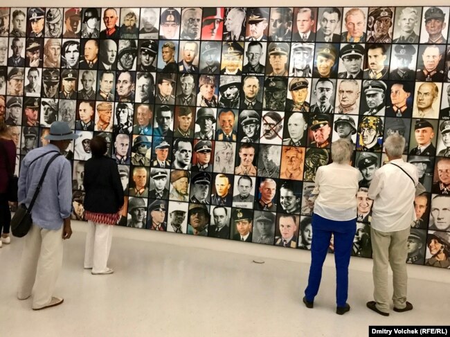 Посетители "Документы" разглядывают фотографии нацистов