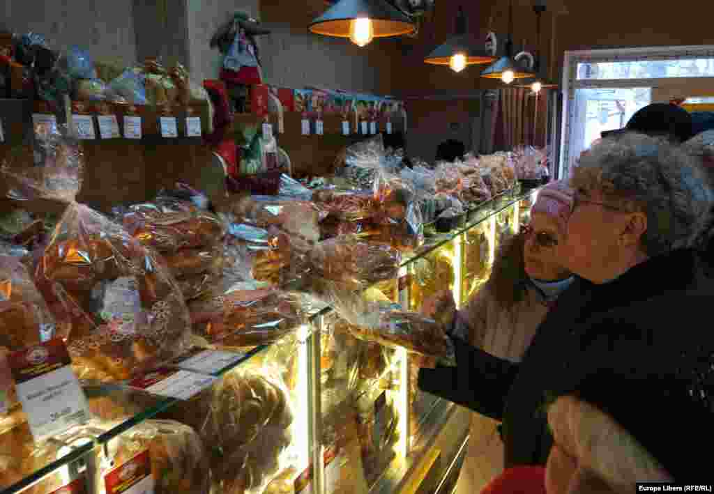 Ofertă de colaci, cozonaci și pâine în ajunul Crăciunului pe stil vechi, la Tiraspol.