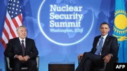 باراک اوباما (راست) و نورسلطان نظربایف، رؤسای جمهور آمریکا و قزاقستان در حاشیه کنفرانس امنیت هسته‌ای در واشینگتن