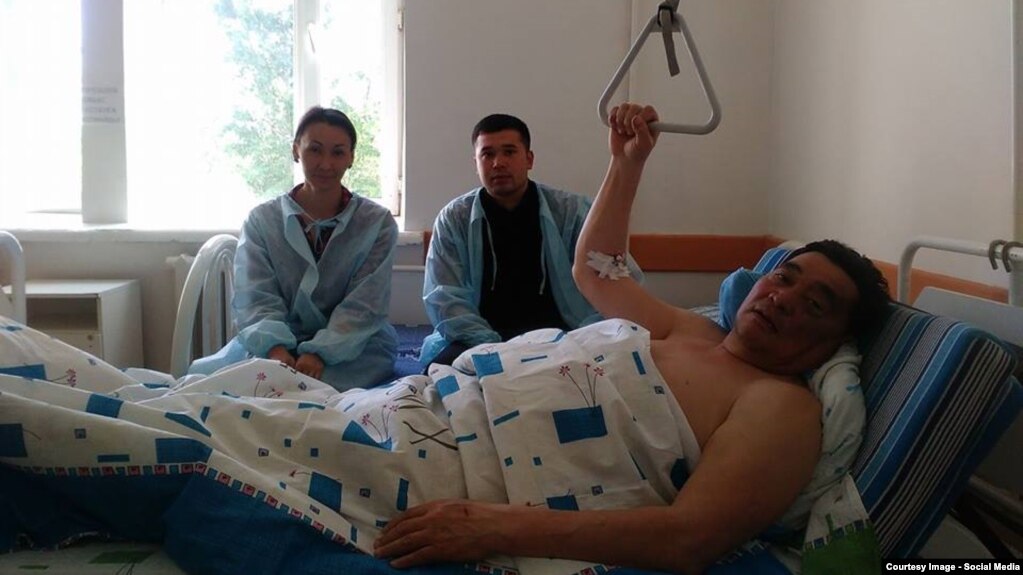 Рамазан Есергепов (на переднем плане) лежит в палате больницы на станции Шу. Жамбылская область, 15 мая 2017 года.