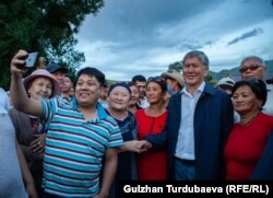 Алмазбек Атамбаев в окружении стороников, Кой-Таш, 27 июня 2019 г.