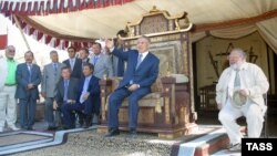 Нурсултан Назарбаев на съемочной площадке фильма «Кочевники». 17 февраля 2004 года.