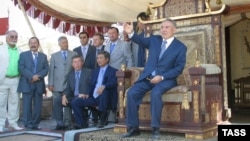 Нұрсұлтан Назарбаев (оң жақта) президент болып тұрғанда "Көшпенділер" көркем фильмі түсіріліп жатқан алаңда отыр. 17 ақпан 2004 жыл.