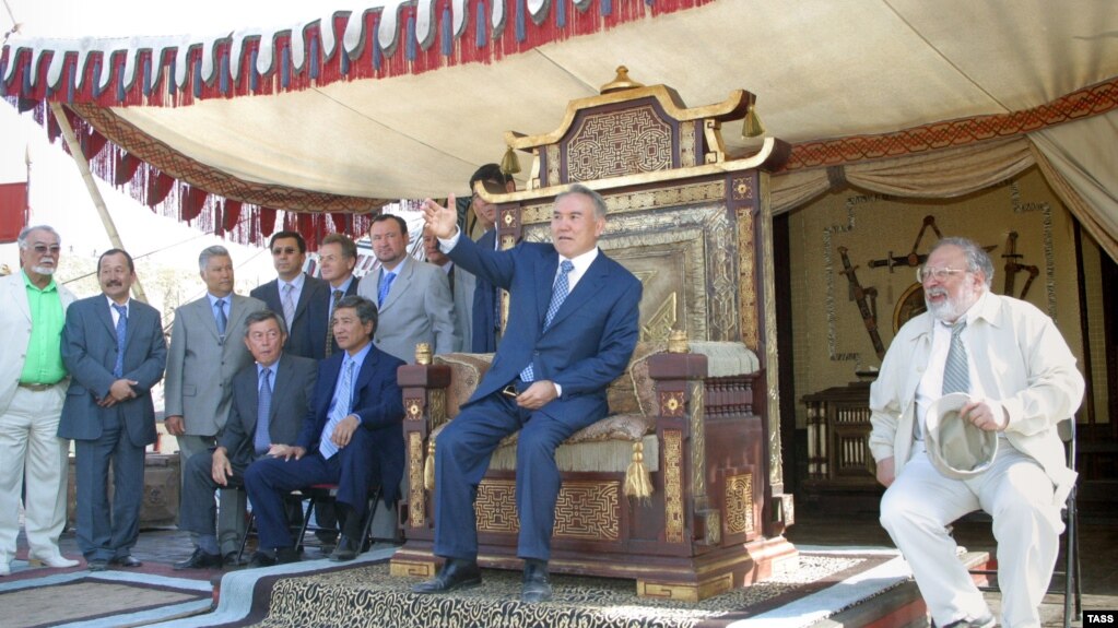 Президент Казахстана Нурсултан Назарбаев (в центре) на съемках фильма «Кочевники». 2004 год.