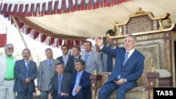 Нурсултан Назарбаев в бытность президентом Казахстана посещает съемочную площадку фильма «Кочевники». 17 февраля 2004 года.