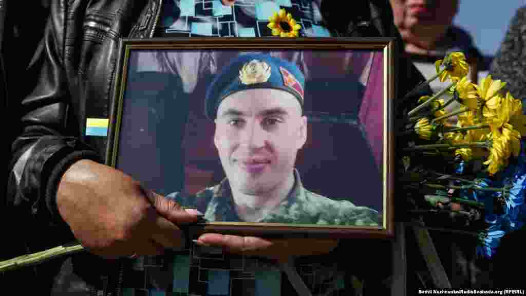 Матері та вдови захисників України тримали в руках портрети своїх близьких