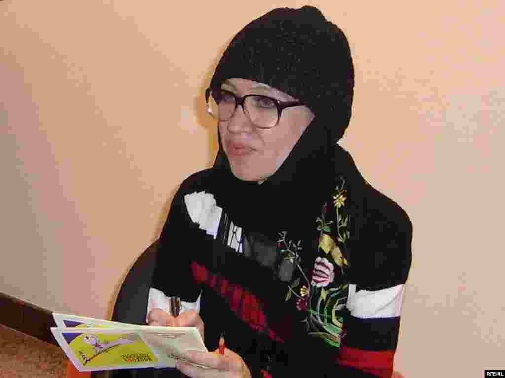 Экранда тамашалар, фильмнар күрсәтелде. Дөньяви кунаклар иркенлекне тыныч кабул иттe. Урыс телле шагыйрә Наилә Ахунова. - Экранда тамашалар, фильмнар күрсәтелде. Дөньяви кунаклар бу иркенлекне тыныч кабул иттe. Алар арасында урыс телле шагыйрә Наилә Ахунова да бар иде.