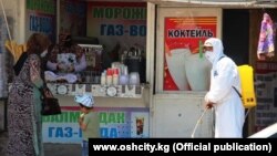 Оштағы базарды дезинфекциялап жүрген жұмысшы. Қырғызстан, 6 маусым 2020 жыл.