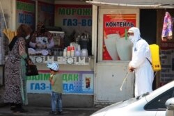 Оштағы базарды дезинфекциялап жүрген жұмысшы. 6 маусым 2020 жыл.