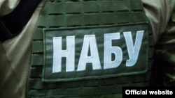 4 вересня НАБУ повідомило про спецоперацію з викриття злочинної організації, пов’язаної з роботою шахрайських кол-центрів. За даними бюро, її очолює співробітник Офісу генерального прокурора