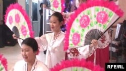 Девушки танцуют корейский народный танец на праздновании Восточного Нового года в Талдыкоргане. 