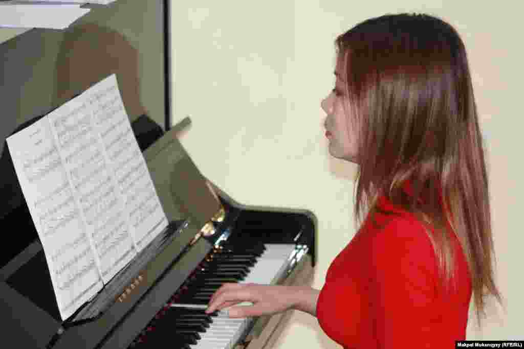 Студентка консерватории имени Курмангазы 26-летняя Акбота Жумаханова хотела бы стать знаменитой на весь мир оперной певицей. Алматы, 2 марта 2013 года.
