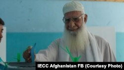 یکی از راهی دهنده ها در انتخابات ریاست جمهوری افغانستان