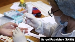 Сдача крови на антитела к вирусу SARS-CoV-2 в одной из больниц Москвы