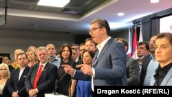 Aleksandar Vucic SNS-in qərargahında çıxış edir