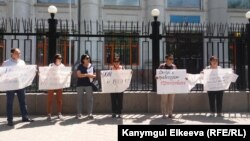 Правозащитники Кыргызстана на мирной акции возле Дома ООН в Бишкеке.