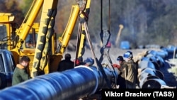 Работы по реконструкции нефтепровода "Дружба" в Житковичском районе Белоруссии 
