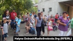 Діти переселенців вирушають на відпочинок у Карпати, Івано-Франківськ, 13 серпня 2015 року