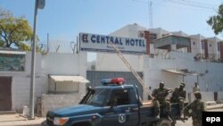Бойцы сомалийских сил безопасности около гостиницы в Могадишо (февраль 2915 года)