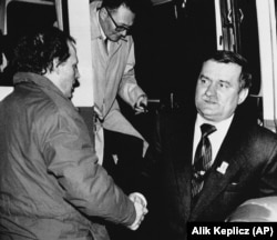 Адам Міхнік (ліворуч) із лідером польської «Солідарності» Лехом Валенсою після чергового раунду переговорів польської опозиції з комуністичним урядом. Варшава, 1989 рік