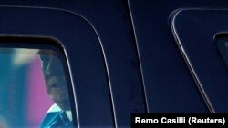 Президент США Дональд Трамп в аэропорту Рима. 23 мая 207 года.