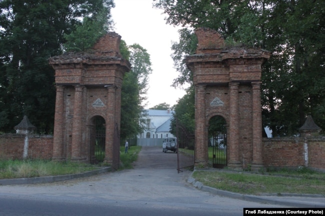 Сядзібная брама ў Падароску